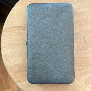 Never used clutch. Still has the tags!!! Just trying to downsize my inventory.